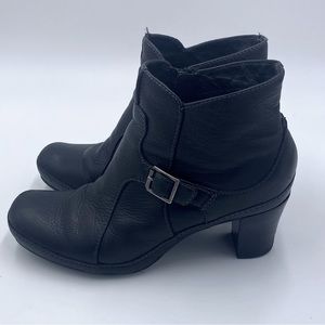 Clarks 6.5m leather black booties buckle 87479